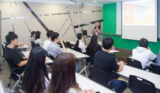 19일 서울 마포구 DMC첨단산업센터에서 열린 '유망 강소기업 CEO와 구직자간의 만남의장, 2019 CEO TOK'에서 김윤호 중고나라 실장이 강연을 하고 있다.  박동욱 기자 fufus@